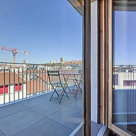Large Modern With Rooftop *